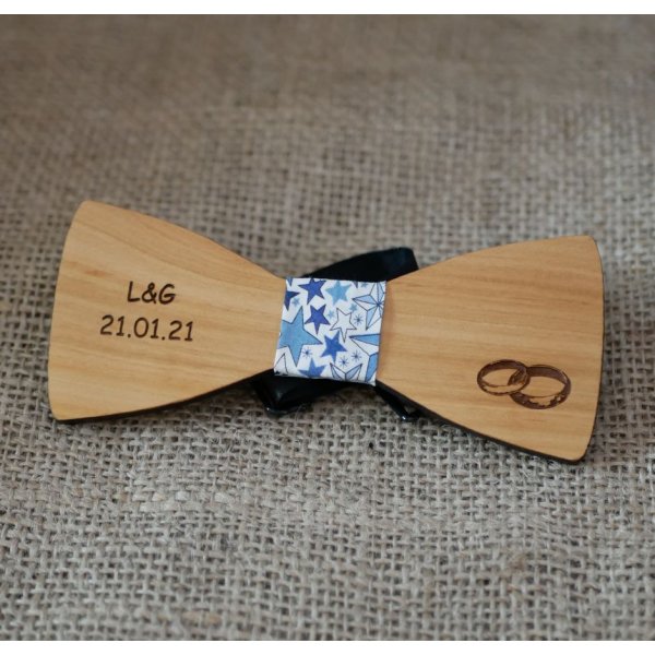 Holzschmetterlingsfalter f&uuml;r Hochzeit mit eingravierten Eheringen hergestellt in Frankreich