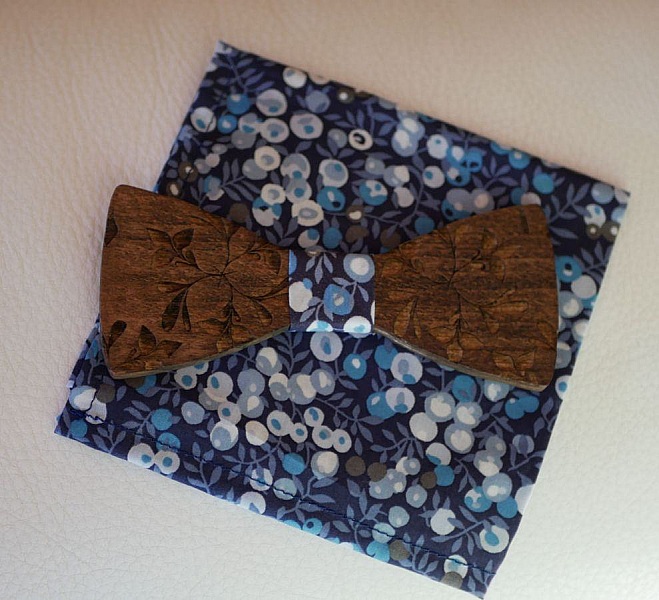 Holz Schmetterlingsknoten mit gro&szlig;en Blumen graviert zu personalisieren