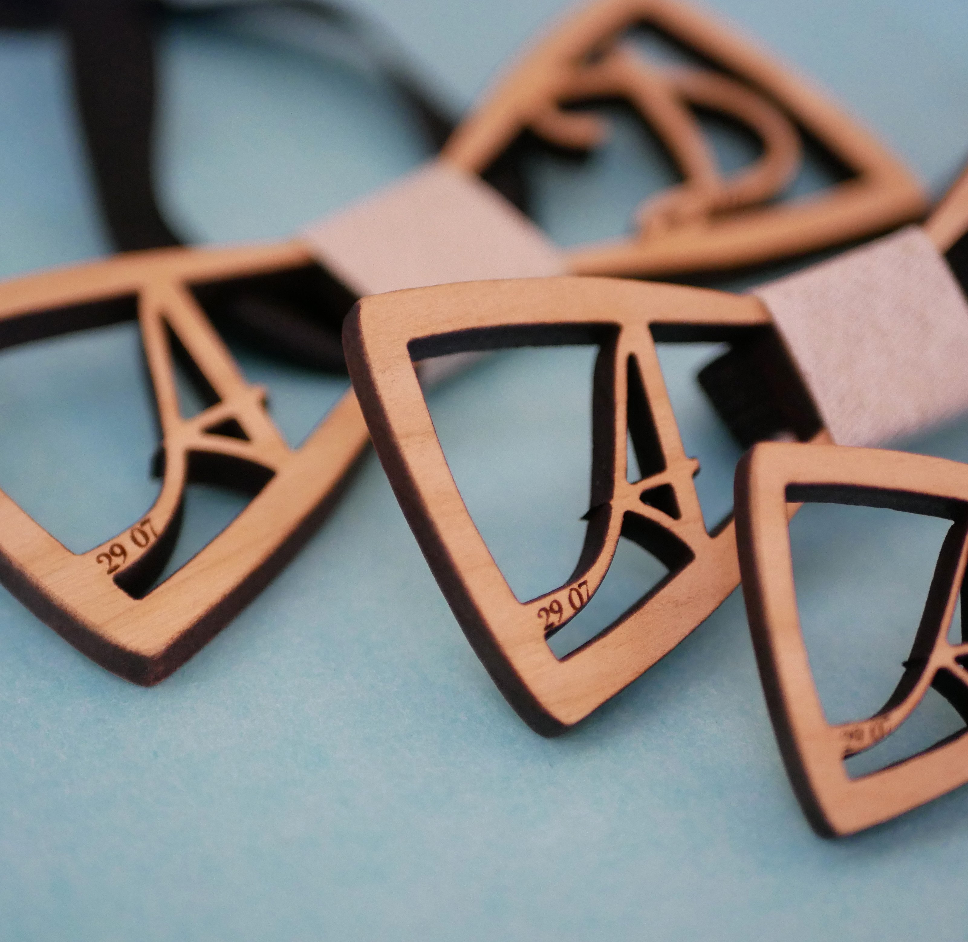 Fliege aus Holz personalisiert durch 2 Initialen f&uuml;r Kind