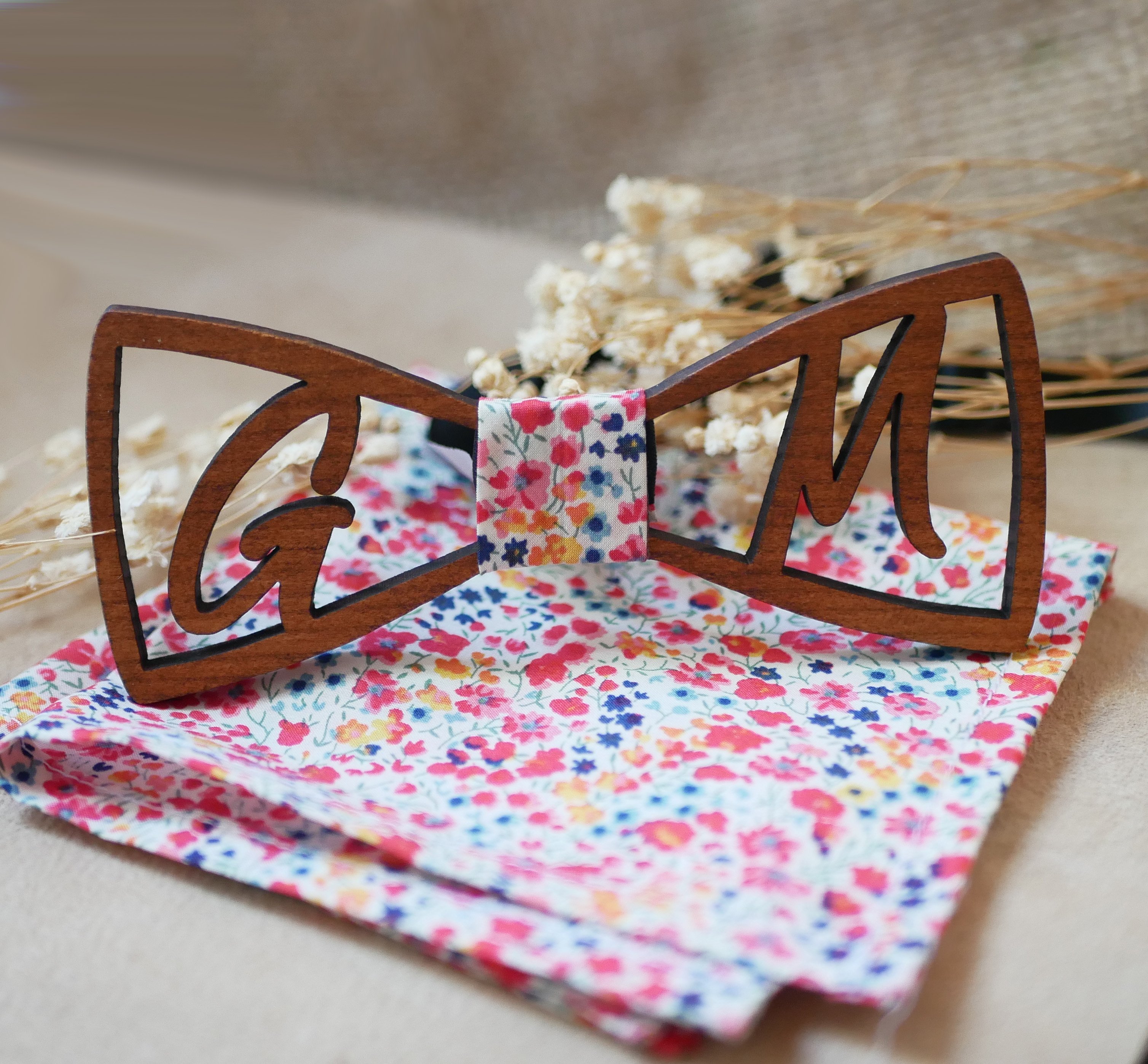 Fliege aus Holz personalisiert durch 2 Initialen