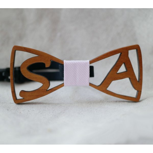 Fliege aus Holz personalisiert durch 2 Initialen