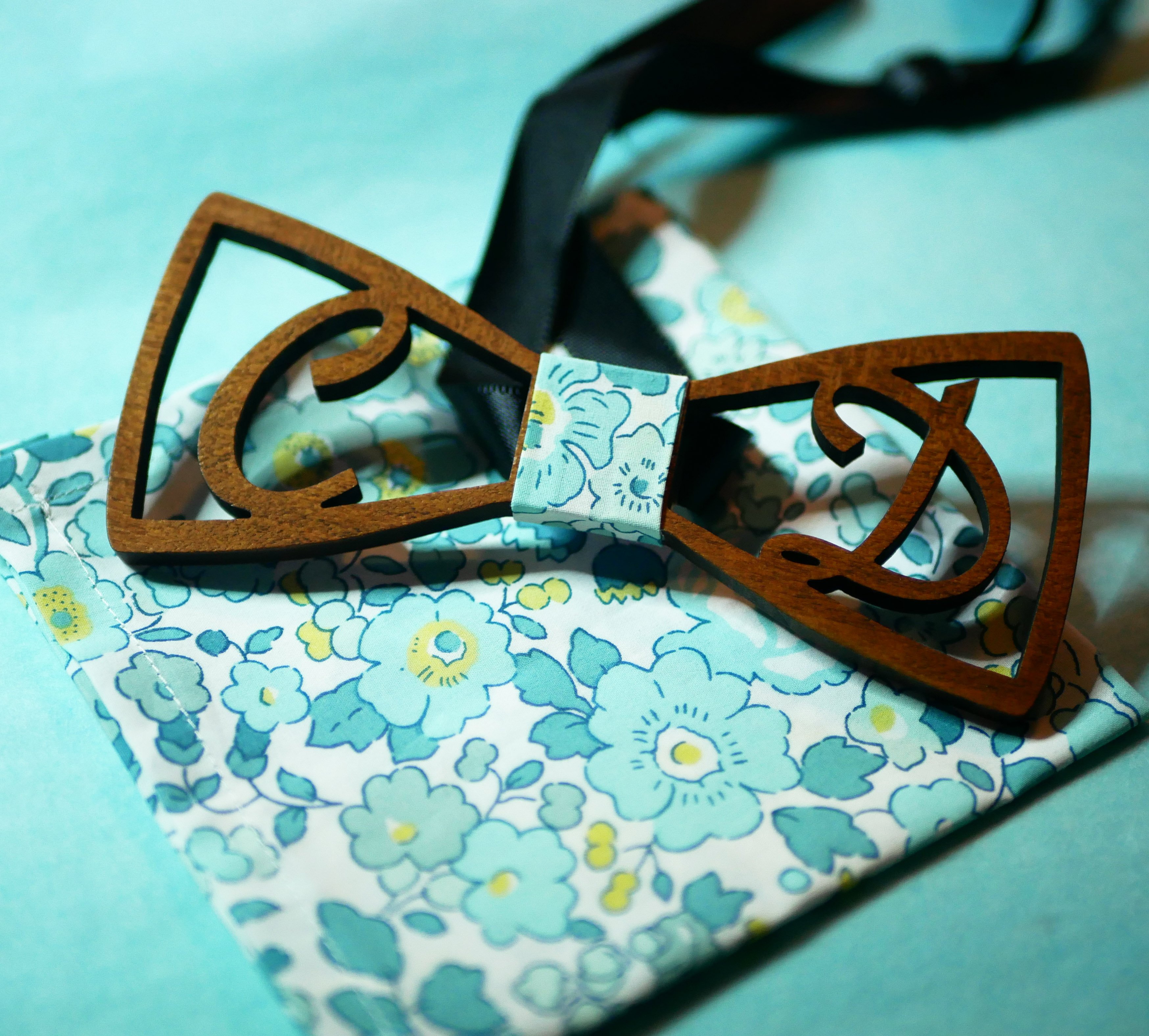 Fliege aus Holz personalisiert durch 2 Initialen