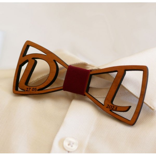 Fliege aus Holz personalisiert durch 2 Initialen