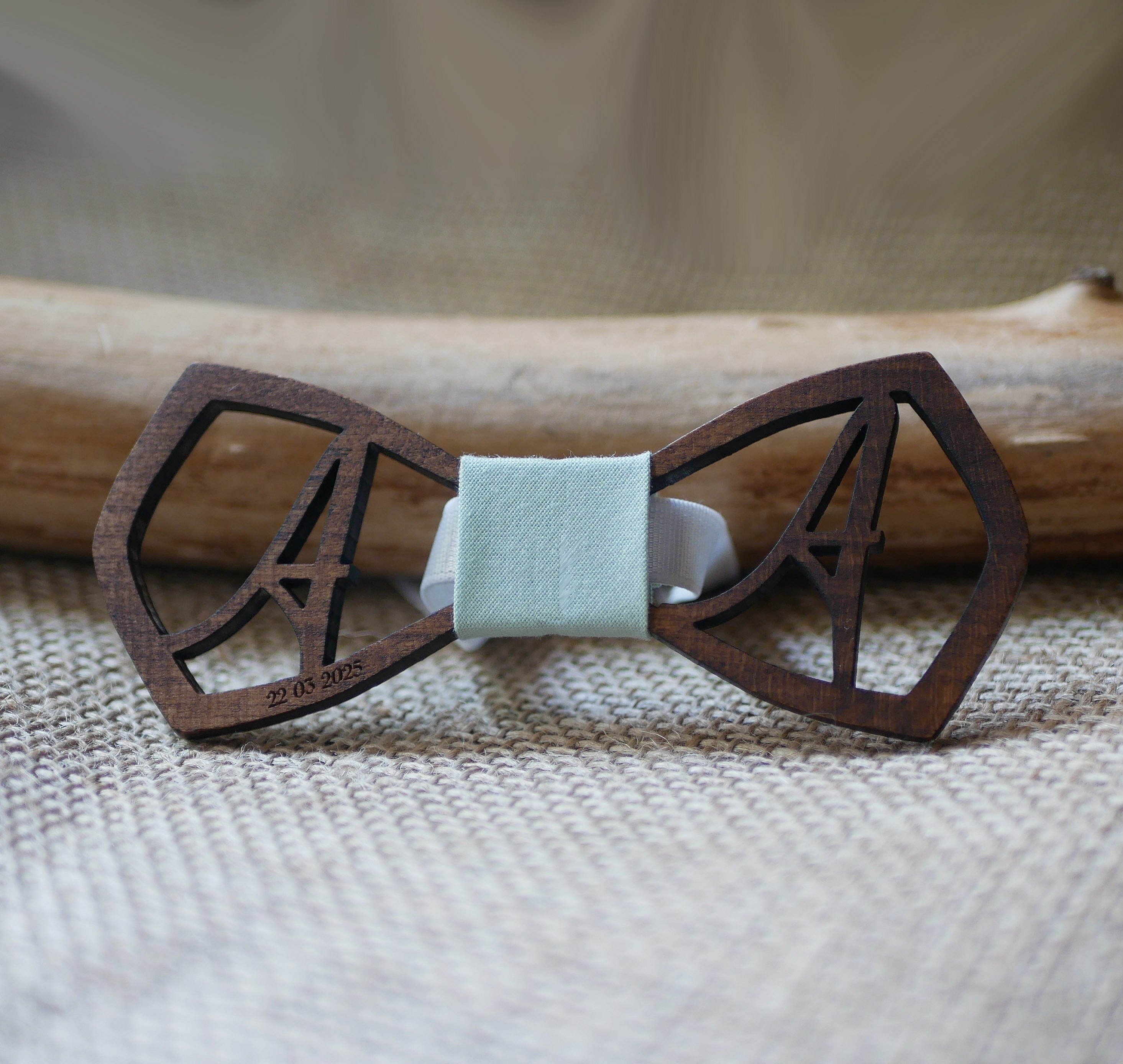 Noeud papillon en bois personnalisé avec initiales ajourées.