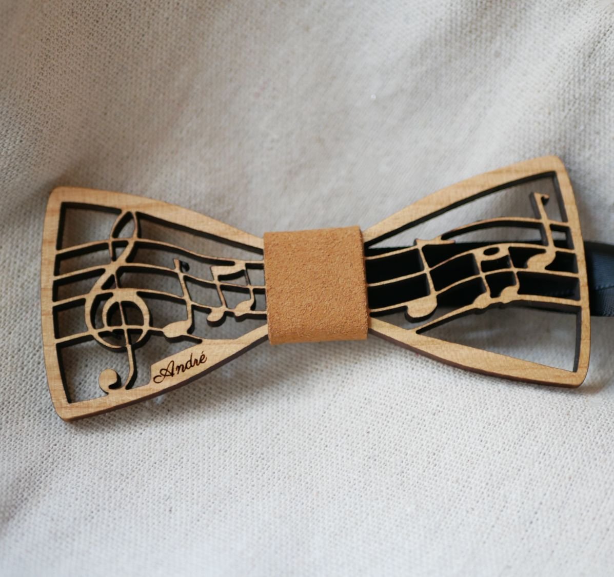 Fliege aus Holz Thema Musik mit Noten und Notenschlüssel, anpassbar