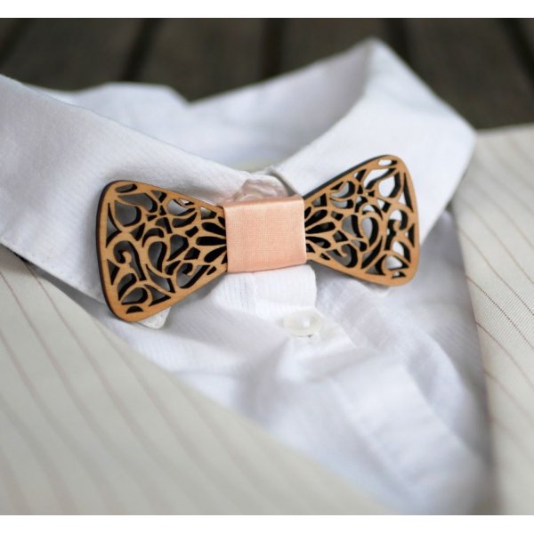 Kinder-Fliege aus Holz mit durchbrochenen Arasbesken