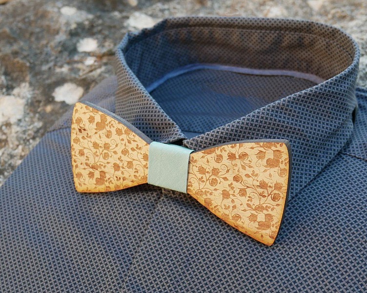 Schmetterlingsknoten aus Kirschholz kleine Blumen graviert zu personalisieren durch Gravur auf der R&uuml;ckseite hergestellt in Frankreich