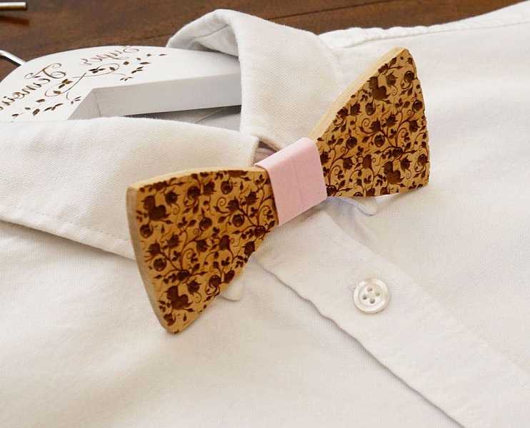 Schmetterlingsknoten aus Kirschholz kleine Blumen graviert zu personalisieren durch Gravur auf der R&uuml;ckseite hergestellt in Frankreich