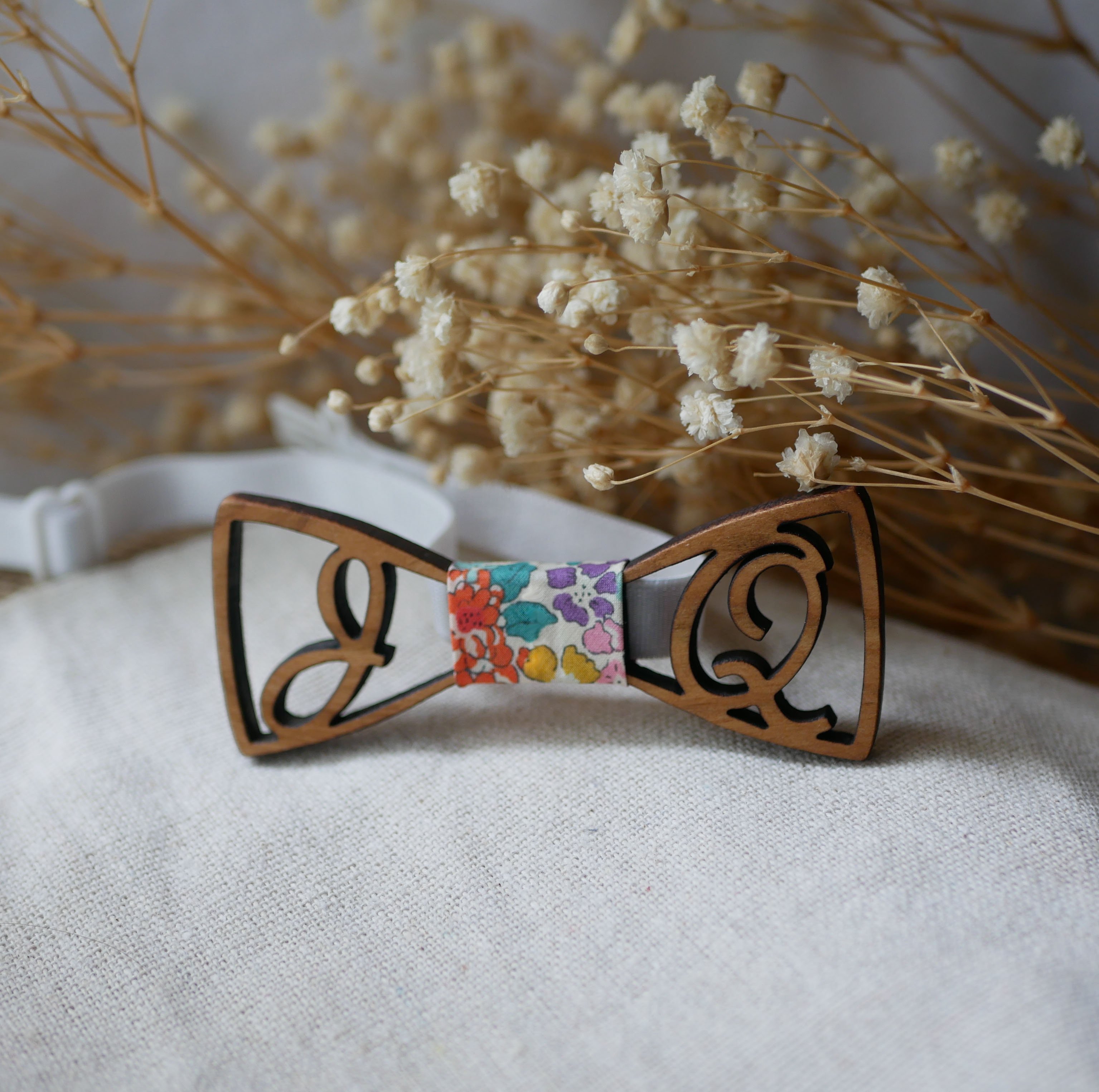 Mini Schmetterlingsknoten aus Holz personalisiert durch 2 Initialen