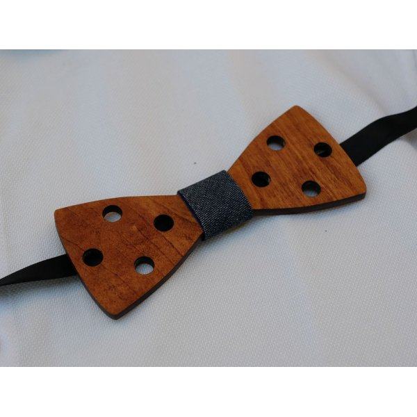 Schmetterlingsknoten mit L&ouml;chern aus gebeiztem Holz graviert zu personalisieren