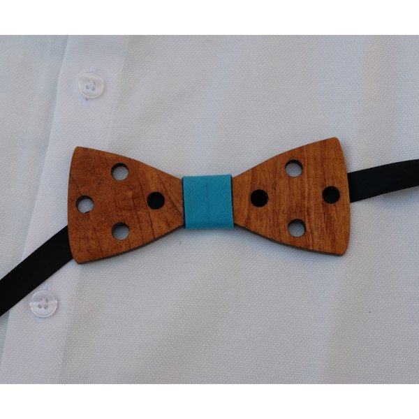 Schmetterlingsknoten mit L&ouml;chern aus gebeiztem Holz graviert zu personalisieren