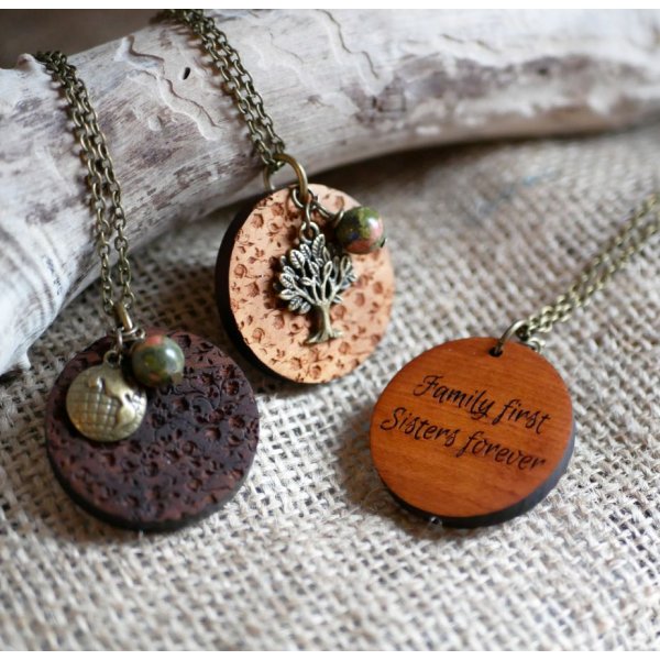 Gravierte Holzanh&auml;nger mit Charms zum Selbstgestalten