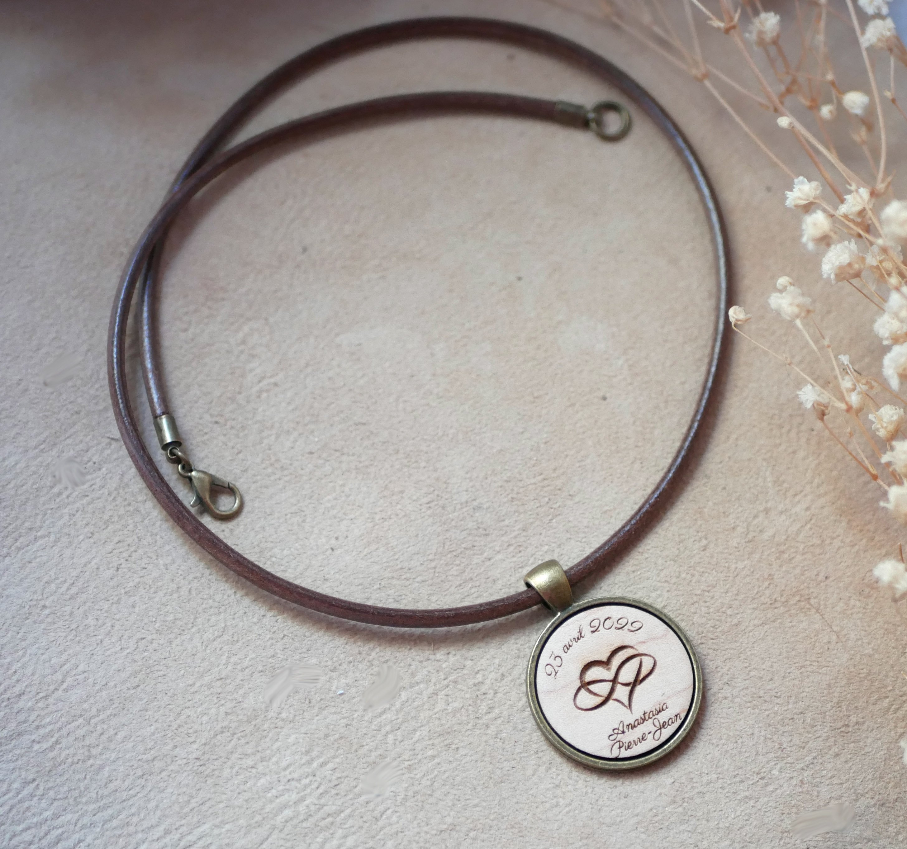 Gravierte Holzanh&auml;nger an einer europ&auml;ischen Lederhalskette zum Selbstgestalten 