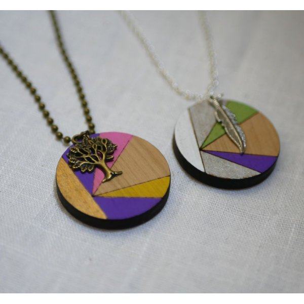 Anh&auml;nger aus bunt bemaltem Holz an einer silbernen Kette zum Selbstgestalten