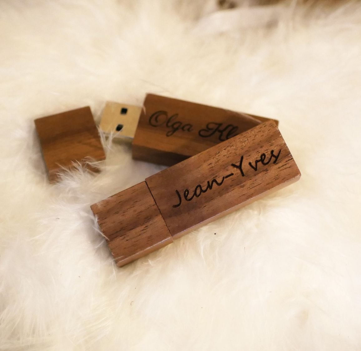 Kleine USB-Stick aus Holz Nussbaum graviert zu personalisieren