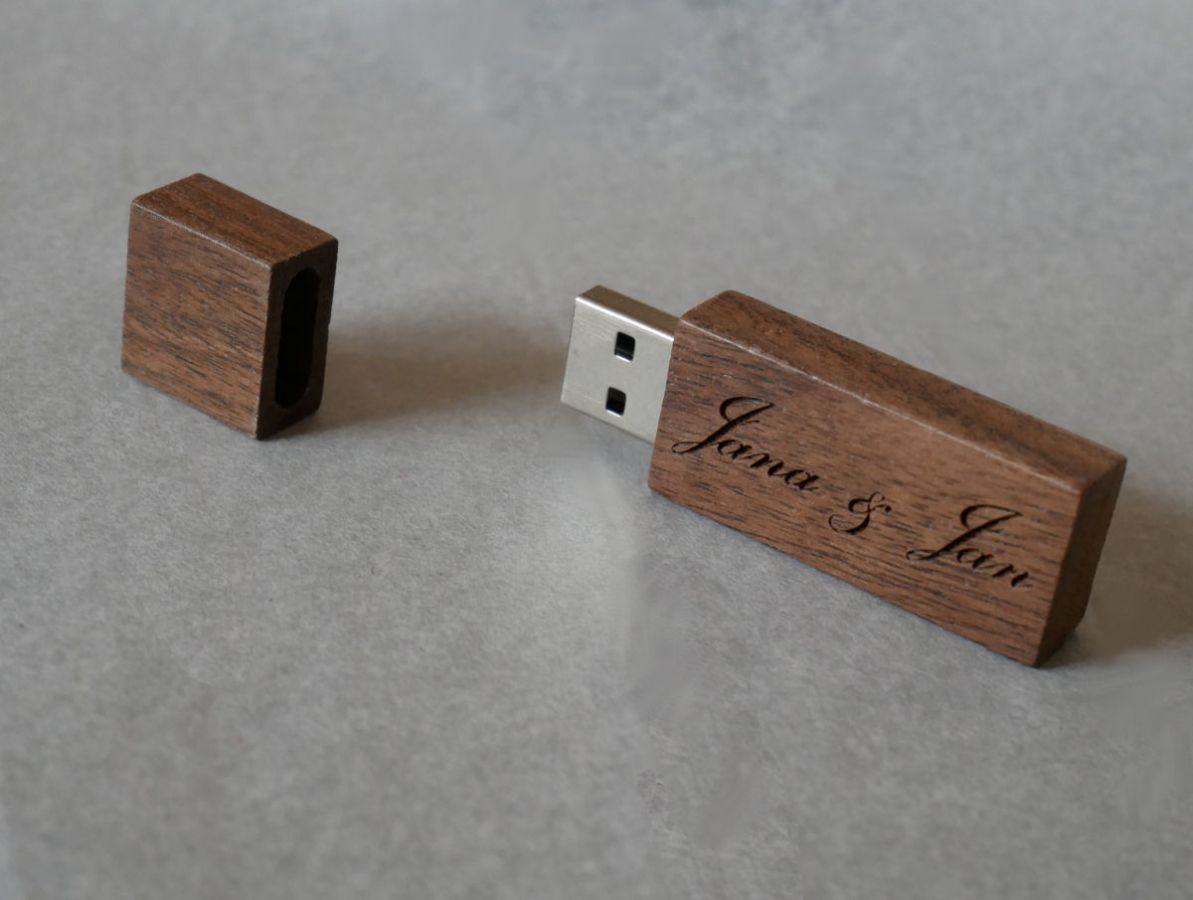 Kleine USB-Stick aus Holz Nussbaum graviert zu personalisieren