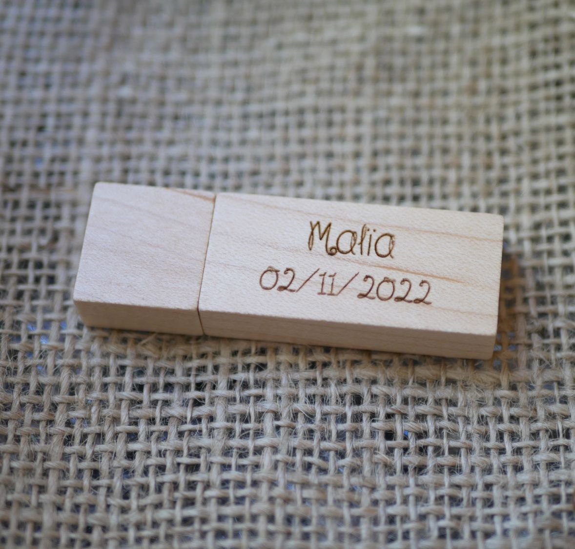 Kleiner USB-Stick aus hellem Holz mit Gravur zum Selbstgestalten 32GB 2.0