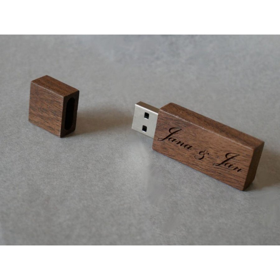 Kleine USB-Stick aus Holz Nussbaum graviert zu personalisieren