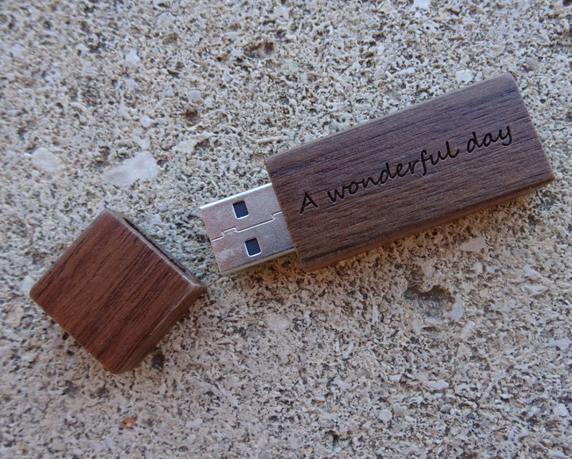 Kleine USB-Stick aus Holz Nussbaum graviert zu personalisieren