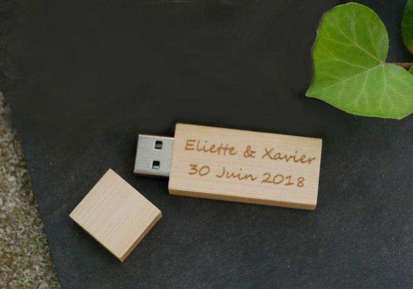 Kleiner USB-Stick 16 GB aus hellem Holz graviert zu personalisieren für ein einzigartiges Geschenk