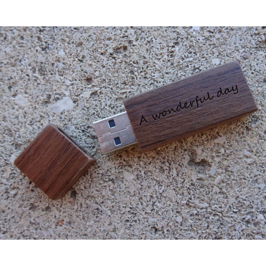 Kleine USB-Stick aus Holz Nussbaum graviert zu personalisieren