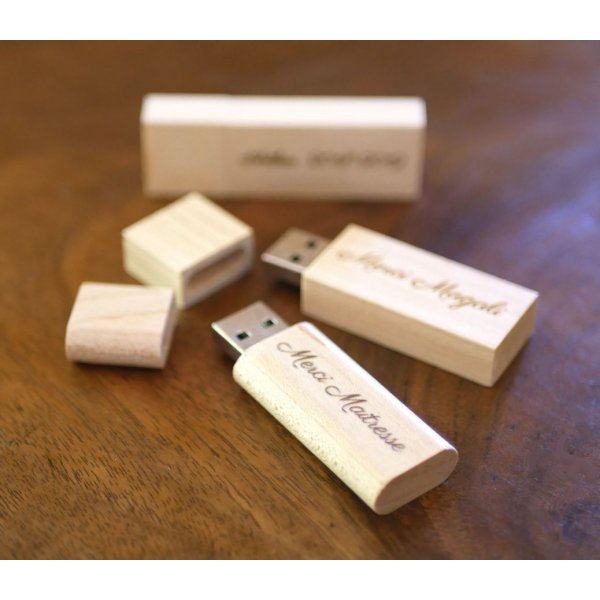 Kleiner USB-Stick aus hellem Holz mit Gravur zum Selbstgestalten 32GB 2.0