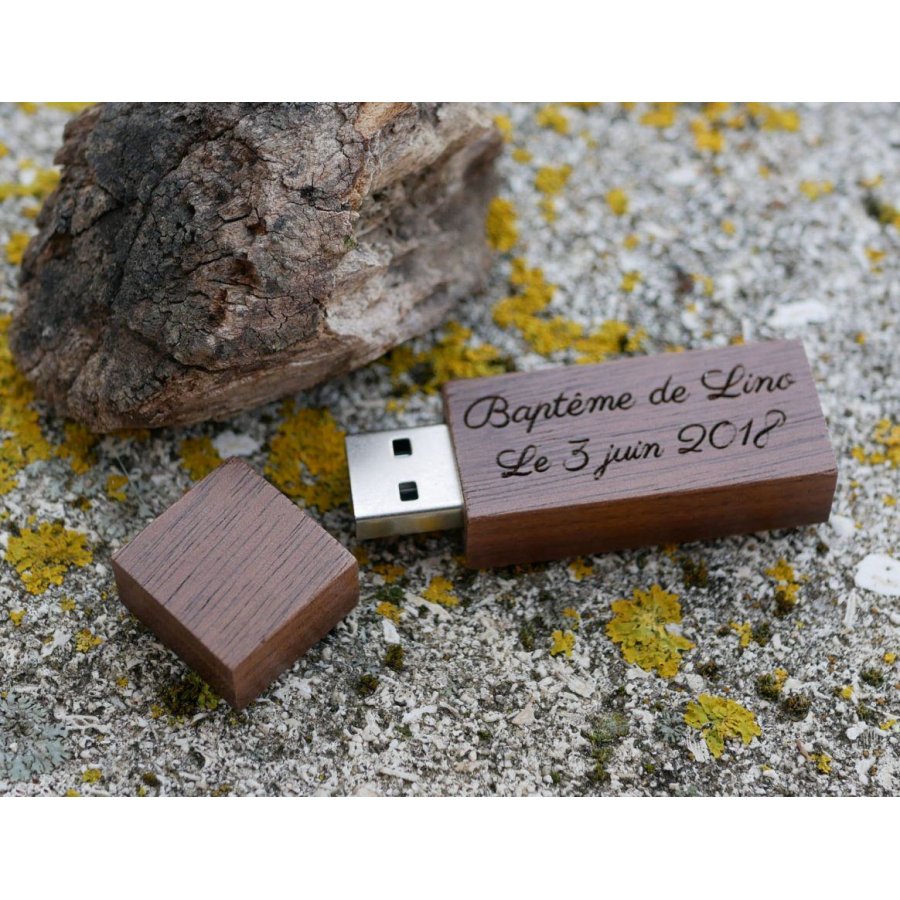 Kleine USB-Stick aus Holz Nussbaum graviert zu personalisieren