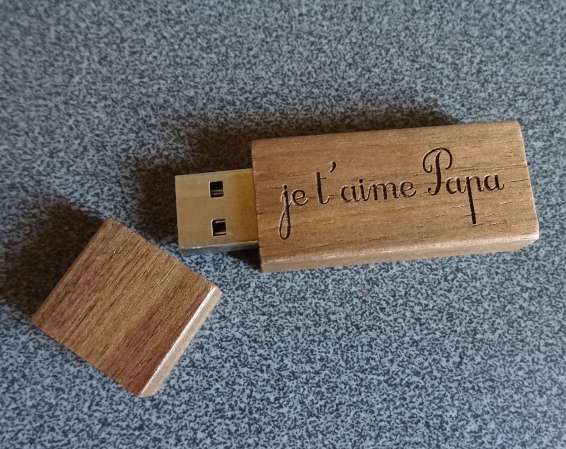 Kleine USB-Stick aus Holz Nussbaum graviert zu personalisieren