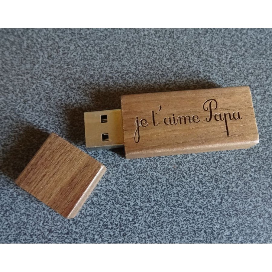 Kleine USB-Stick aus Holz Nussbaum graviert zu personalisieren