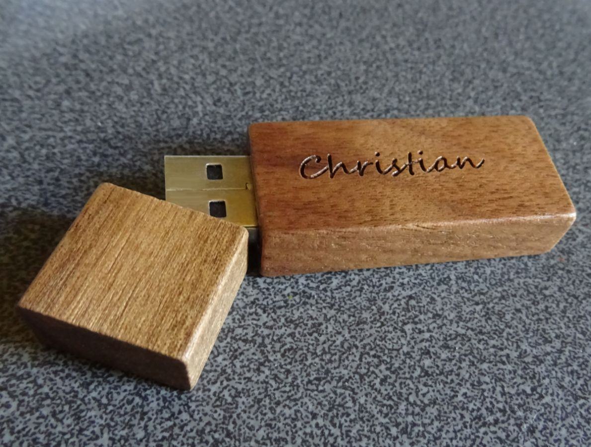 Kleine USB-Stick aus Holz Nussbaum graviert zu personalisieren