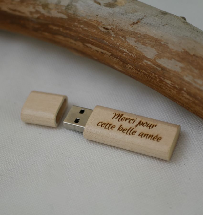 Kleiner USB-Stick aus Rohholz mit Gravur zum Selbstgestalten