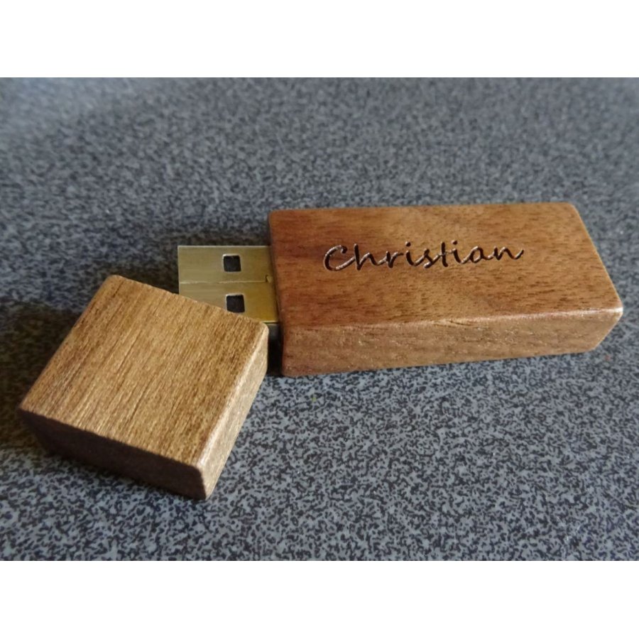 Kleine USB-Stick aus Holz Nussbaum graviert zu personalisieren