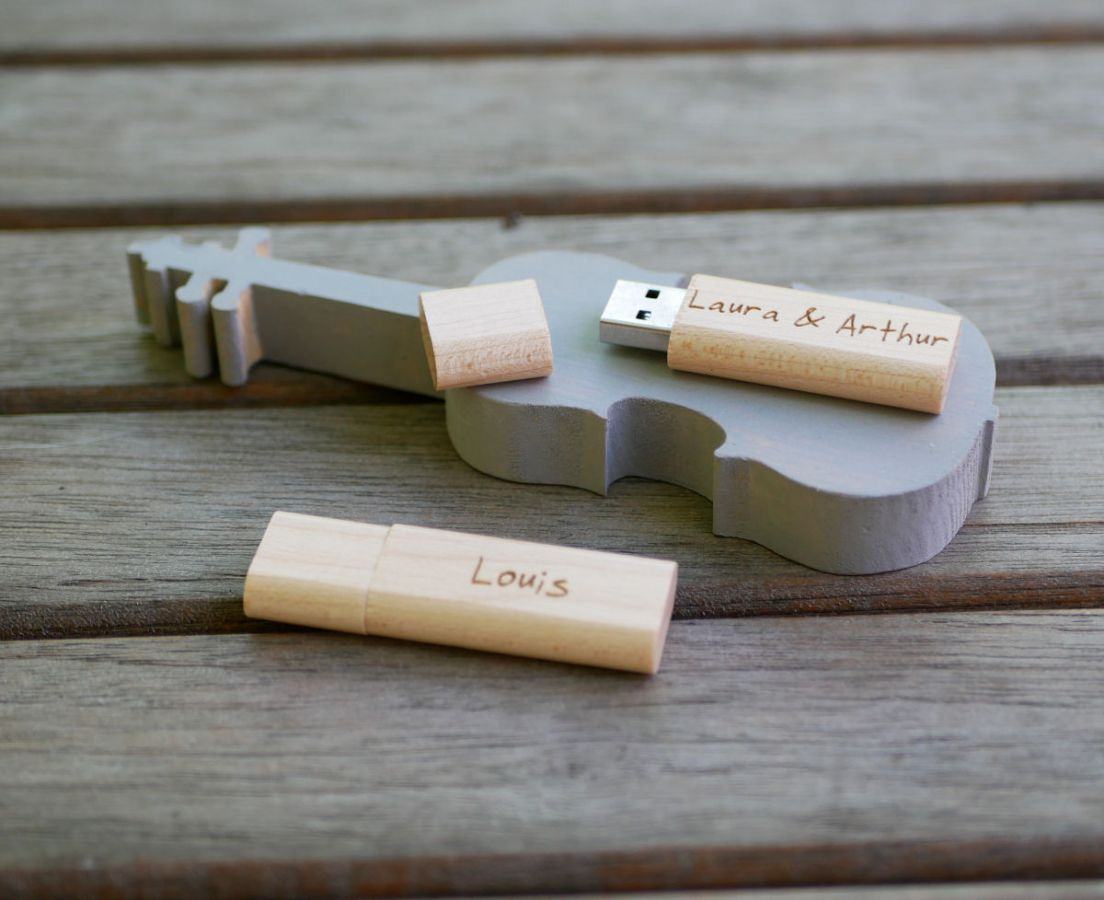 Kleiner USB-Stick aus Rohholz mit Gravur zum Selbstgestalten