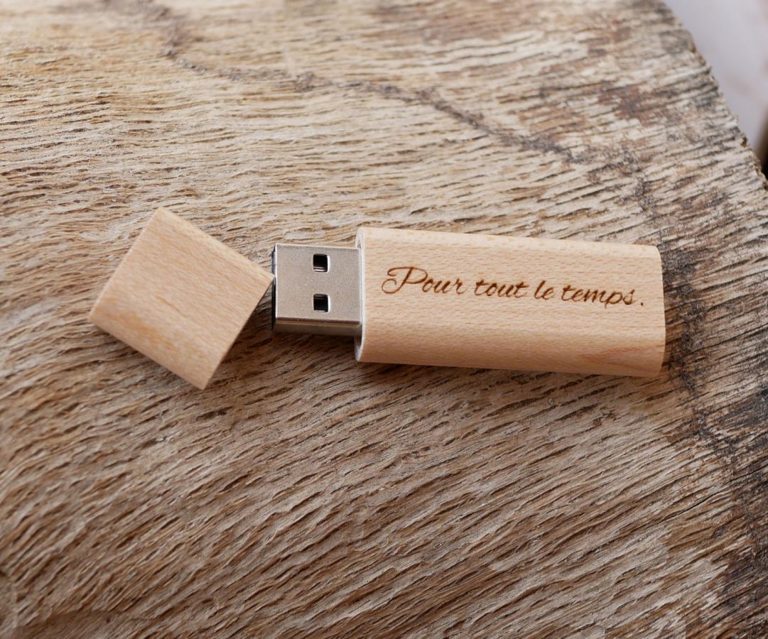 Kleiner USB-Stick aus Rohholz mit Gravur zum Selbstgestalten