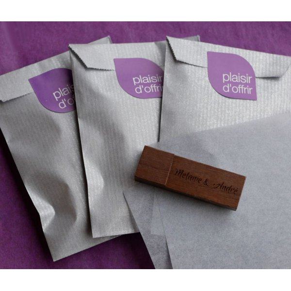 Kleine USB-Stick aus Holz Nussbaum graviert zu personalisieren