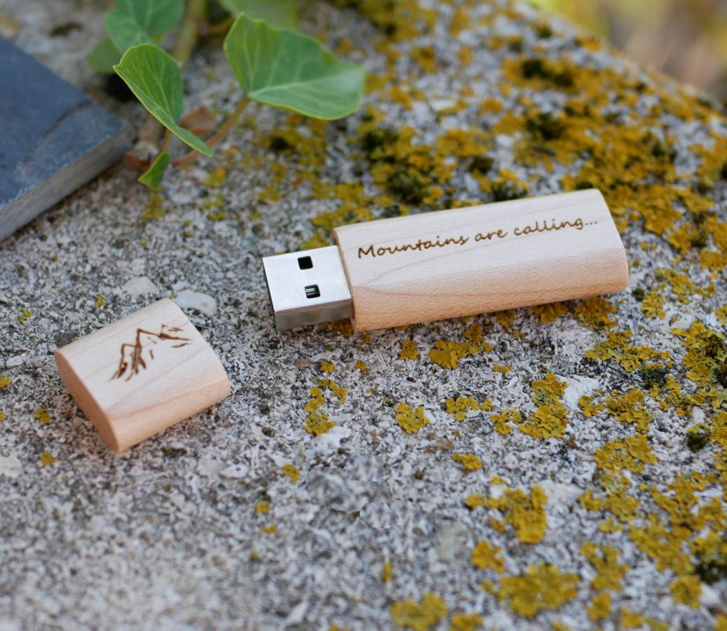 Kleiner USB-Stick aus Rohholz mit Gravur zum Selbstgestalten