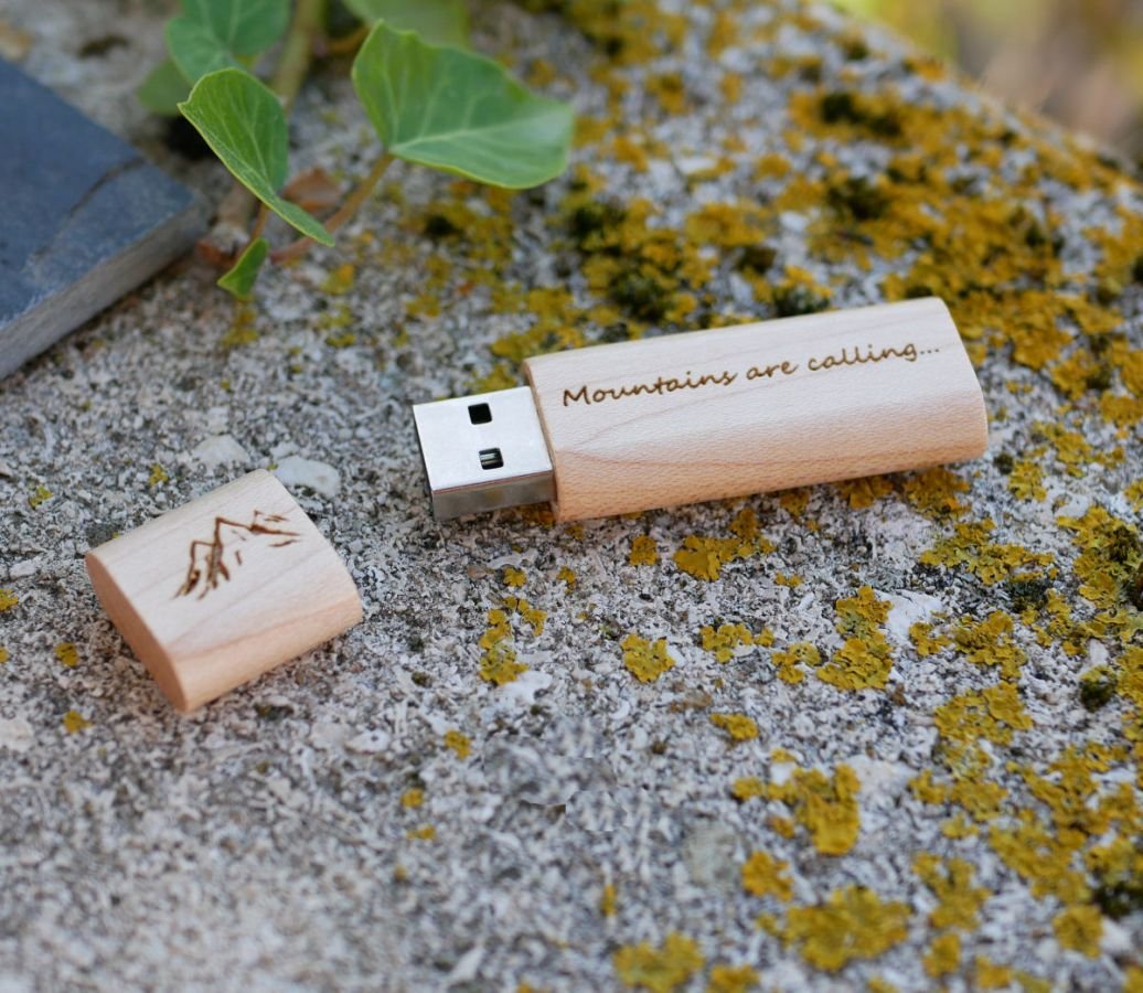 Kleiner USB-Stick aus Rohholz mit Gravur zum Selbstgestalten