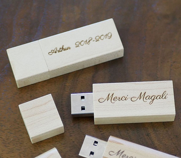 Kleiner USB-Stick 16 GB aus hellem Holz graviert zu personalisieren f&uuml;r ein einzigartiges Geschenk