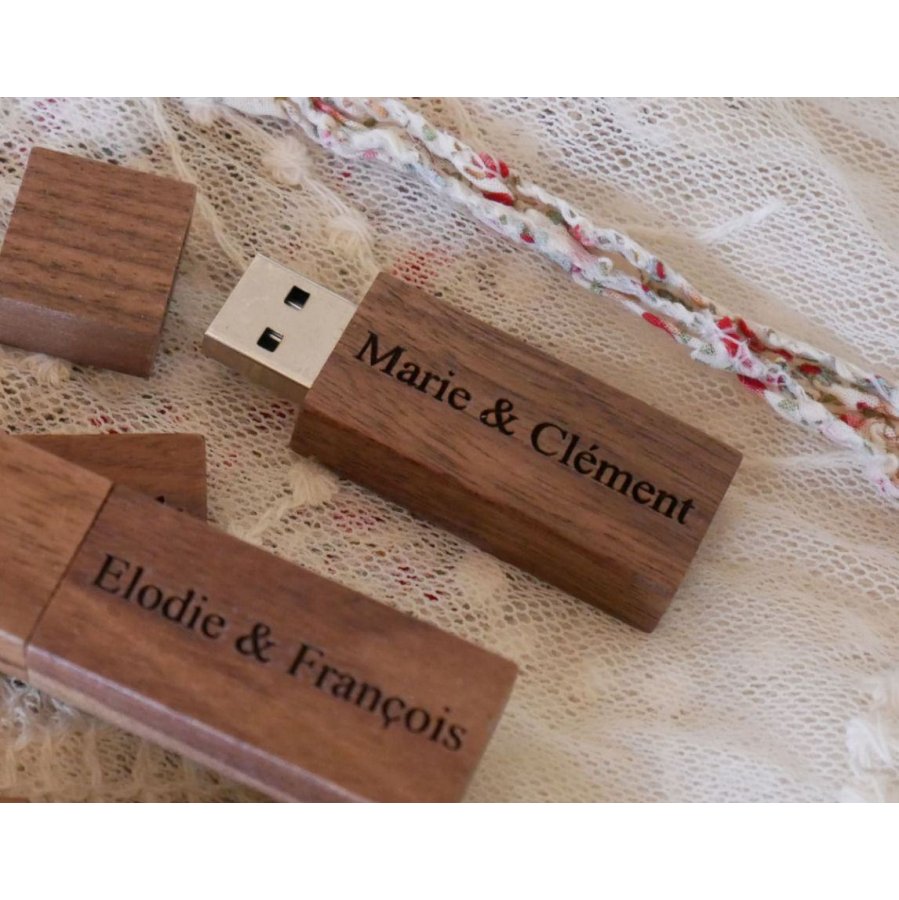 Kleine USB-Stick aus Holz Nussbaum graviert zu personalisieren