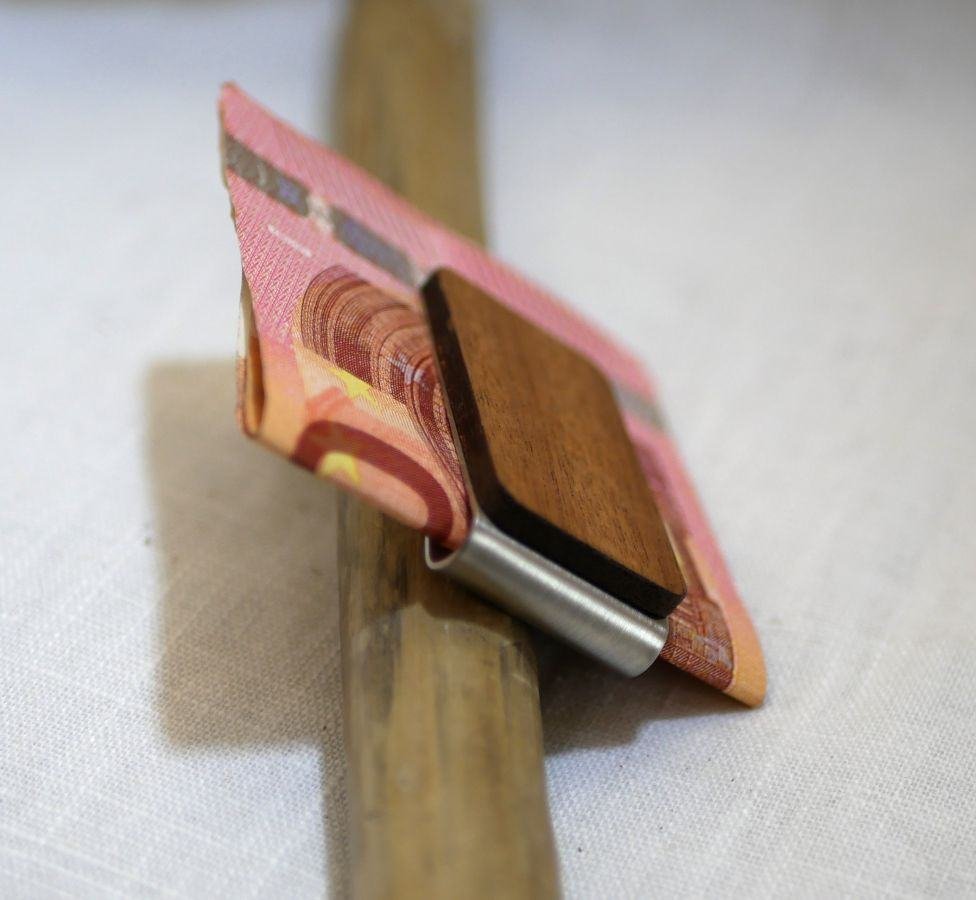 Geldscheinklammer aus Holz graviert zu personalisieren