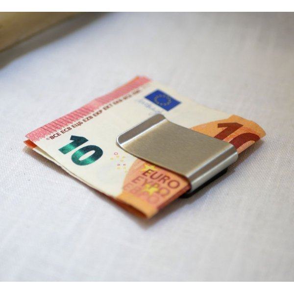 Geldscheinklammer aus Holz graviert zu personalisieren