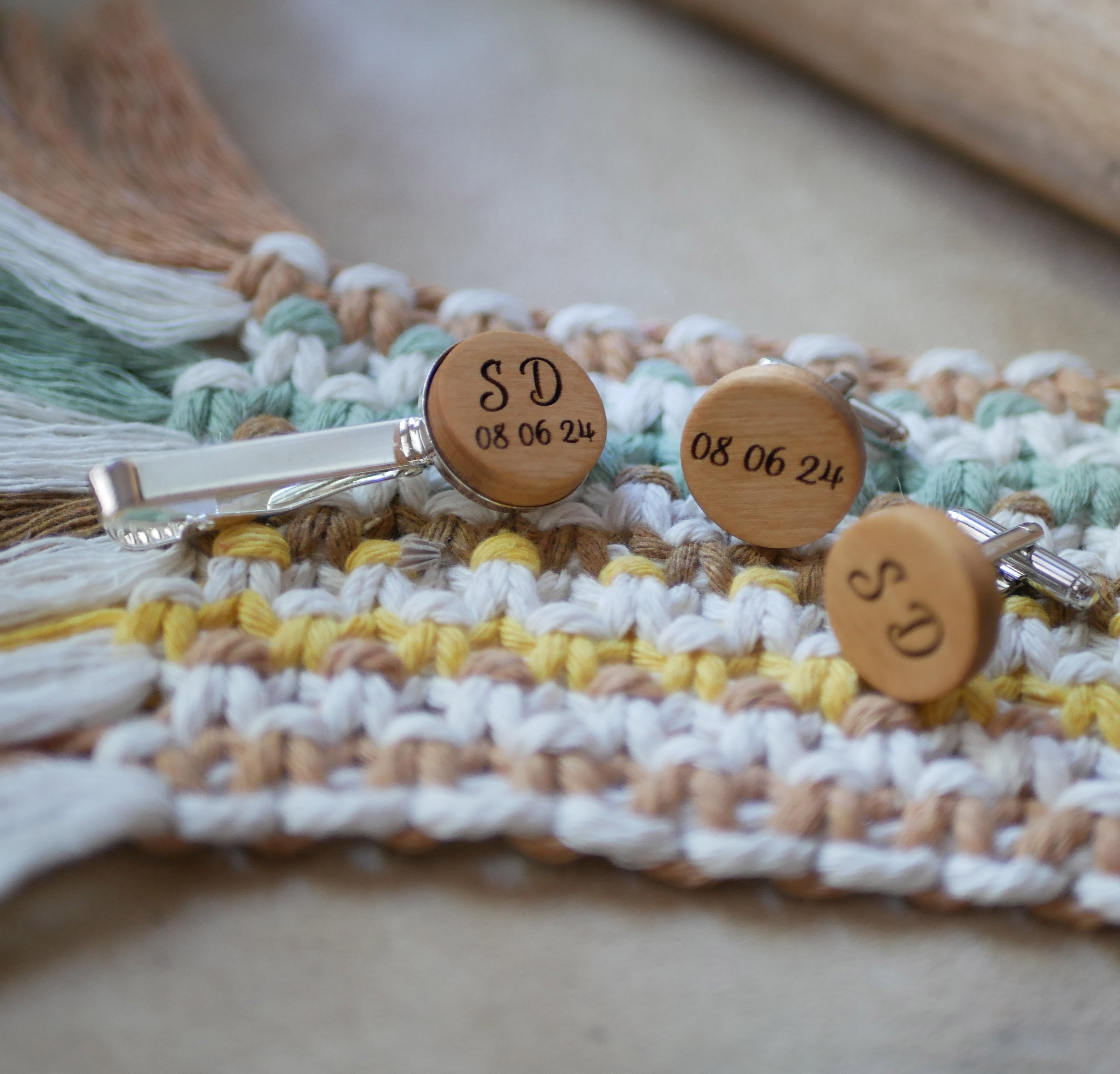 Krawattenklammer mit Holzcabochon personalisiert durch Gravur
