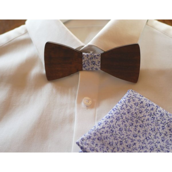 Einstecktuch Liberty Mickael Blaue Blumen und Fliege aus Holz anpassbar