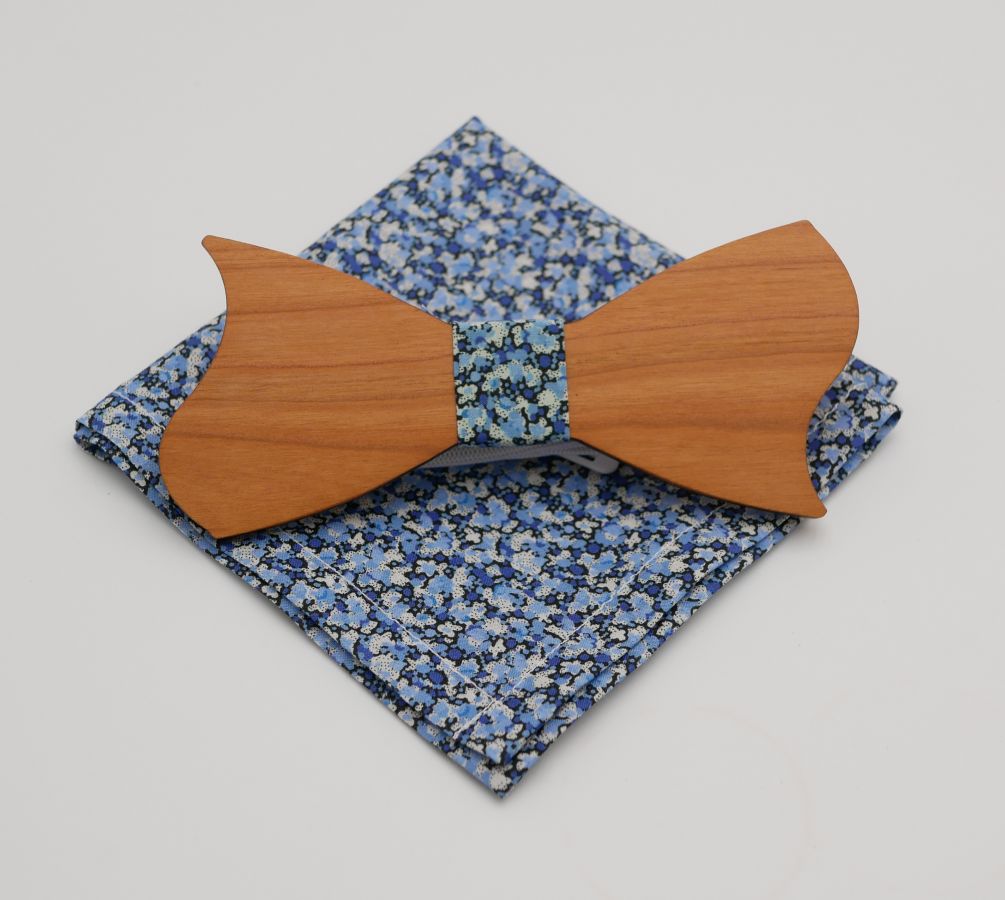 Clutch Liberty Pepper Blau + Scrunchie + Fliege aus Holz anpassbar