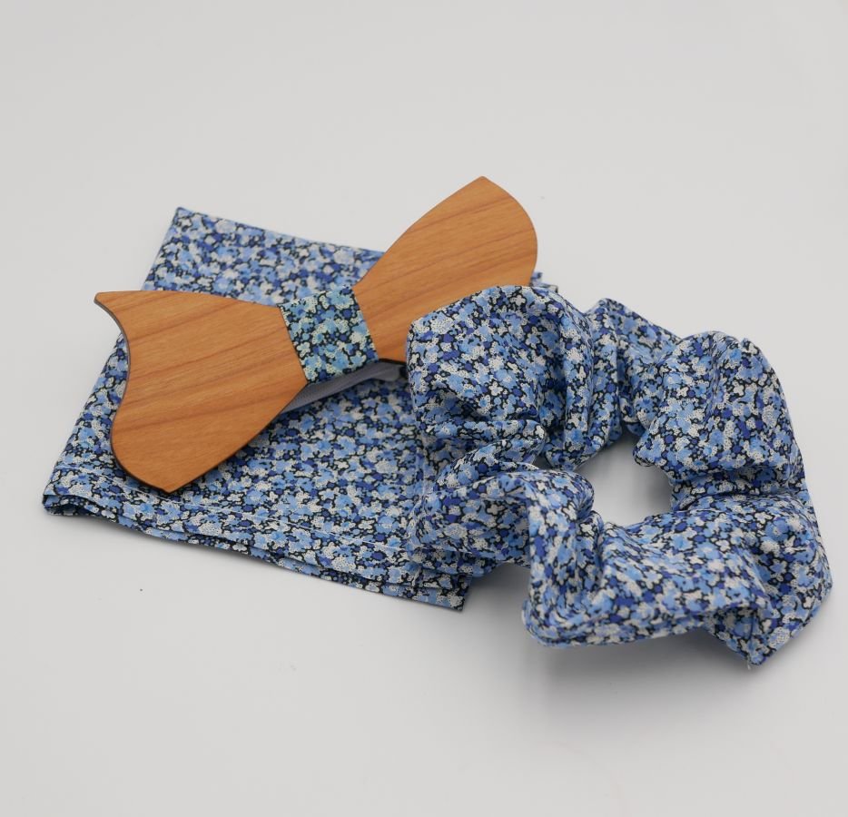 Clutch Liberty Pepper Blau + Scrunchie + Fliege aus Holz anpassbar