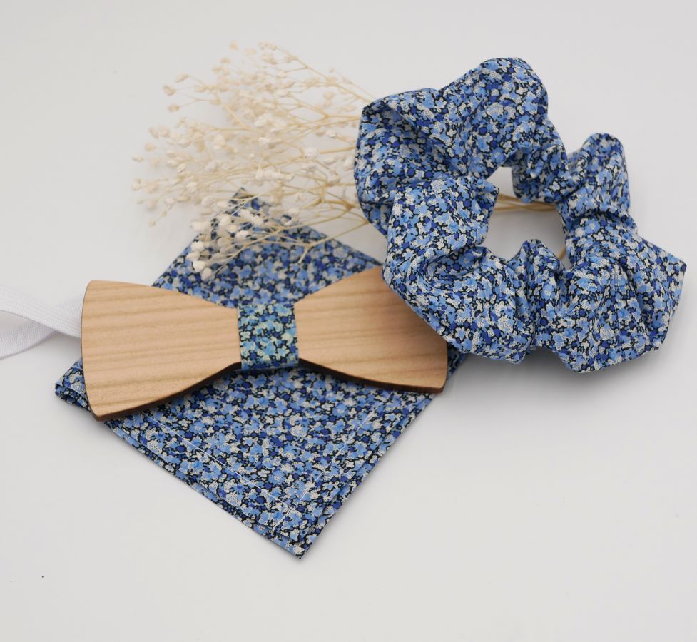 Clutch Liberty Pepper Blau + Scrunchie + Fliege aus Holz anpassbar