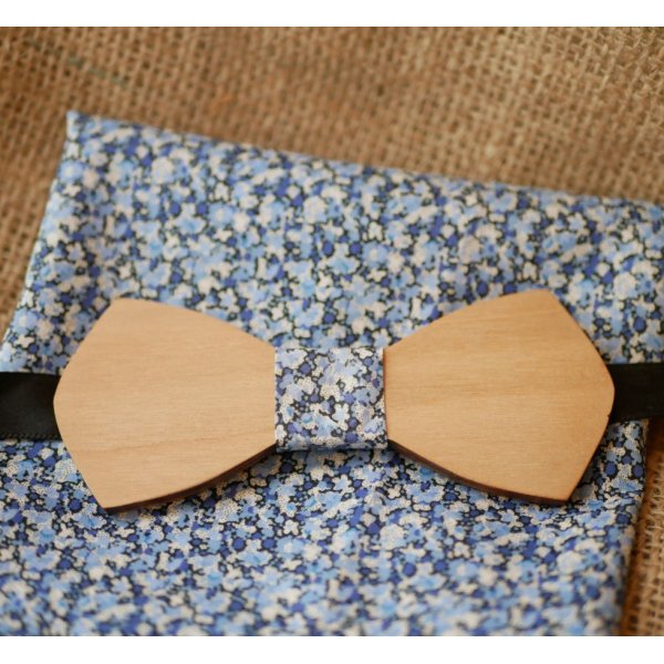 Einstecktuch Liberty Pepper blau und Fliege aus Holz anpassbar