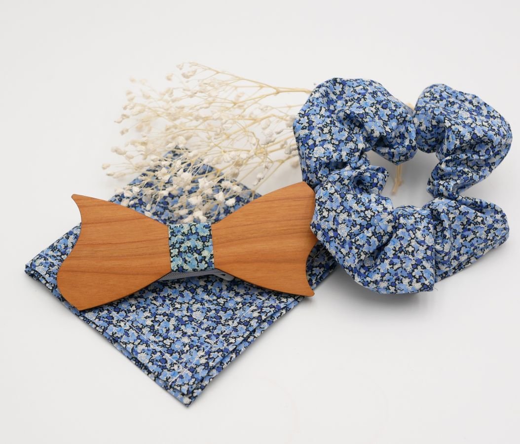 Clutch Liberty Pepper Blau + Scrunchie + Fliege aus Holz anpassbar