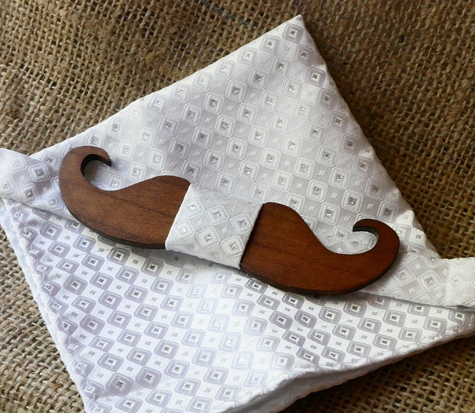 Satiniertes Einstecktuch Wei&szlig; und Fliege aus Holz nach Wahl