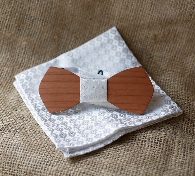 Satiniertes Einstecktuch Wei&szlig; und Fliege aus Holz nach Wahl